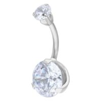 Silbernes Bauchnabelpiercing mit klaren Kristallen Silbernes Bananabell mit zwei klaren Kristallen auf weißem Hintergrund