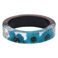 Blauer Blumenring aus Harz von Wildcat Runder Harzring mit blauen Blumen auf weißem Hintergrund