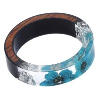 Blauer Blumenring aus Harz, Größe 17,0 mm Transparenter Harzring mit blauer Blume und Holzeinlage auf weißem Hintergrund