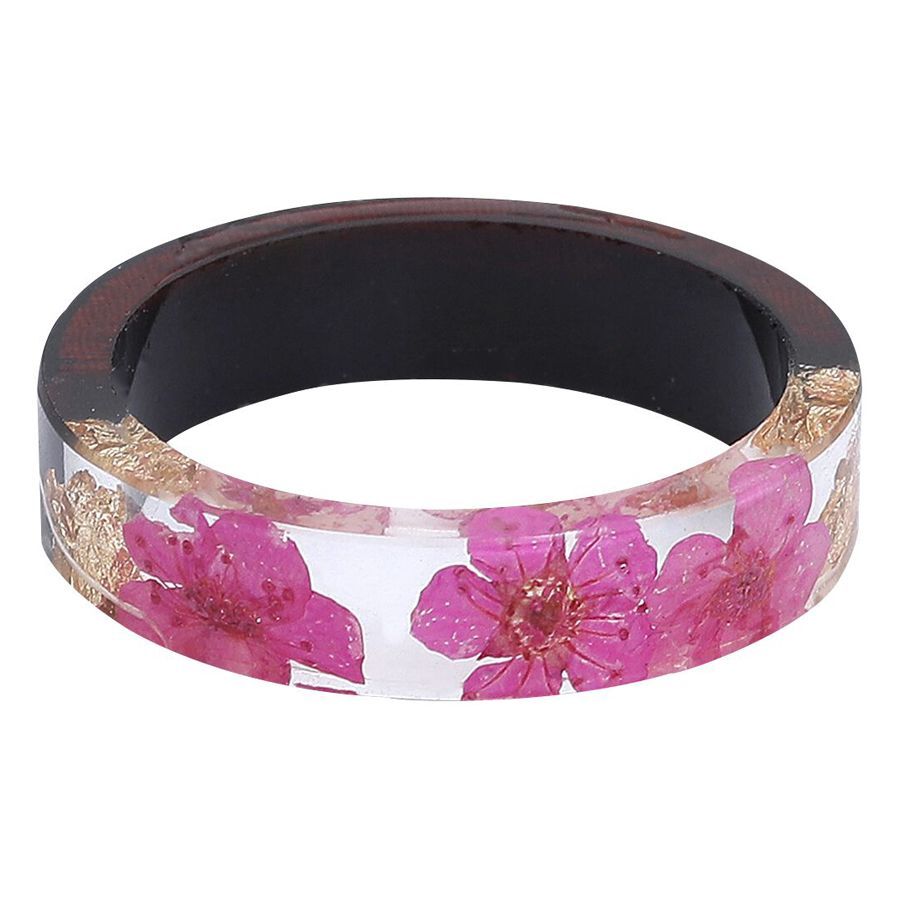 Unisex-Ring aus Holz und Harz mit pinkfarbenen Blumen auf weißem Hintergrund
