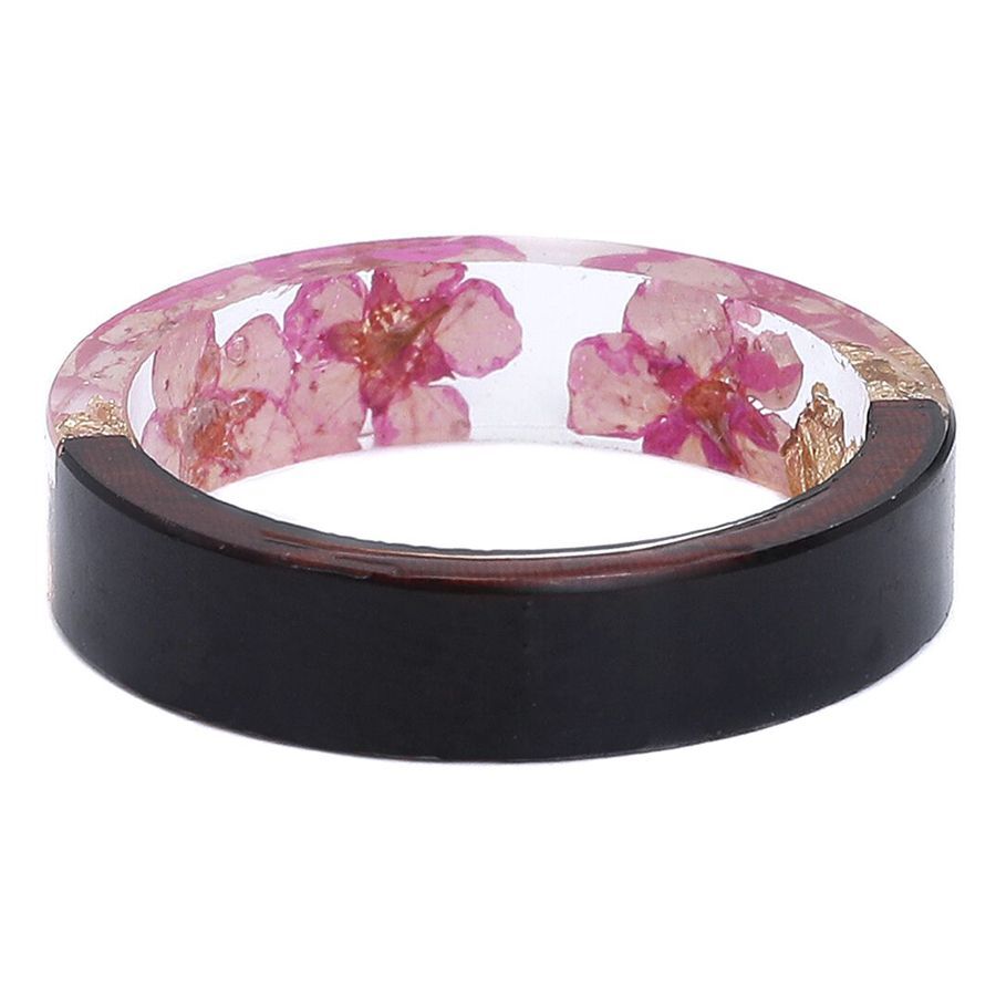 Ring aus Holz und Harz mit pinken Blumen, Größe 17 mm, auf weißem Hintergrund