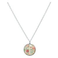 Silberne Kette mit rundem Anhänger, Kreuzmotiv und Rosen auf mintfarbenem Hintergrund