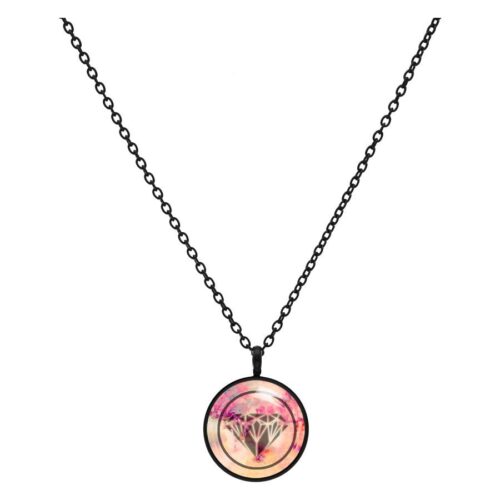 Kette mit schwarzer Metallkette und rundem pinkem Diamant-Anhänger auf weißem Hintergrund