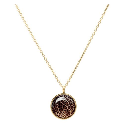 Goldene Kette mit Leopard-Anhänger auf weißem Hintergrund