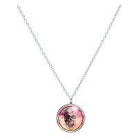 Lange Kette mit schwarzem und rosa Schädelanhänger auf weißem Hintergrund