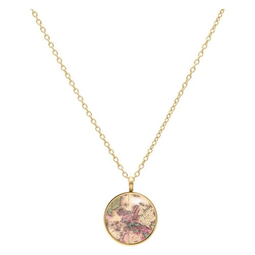 Goldene Kette mit rundem Anhänger, Weltkarte-Design auf weißem Hintergrund