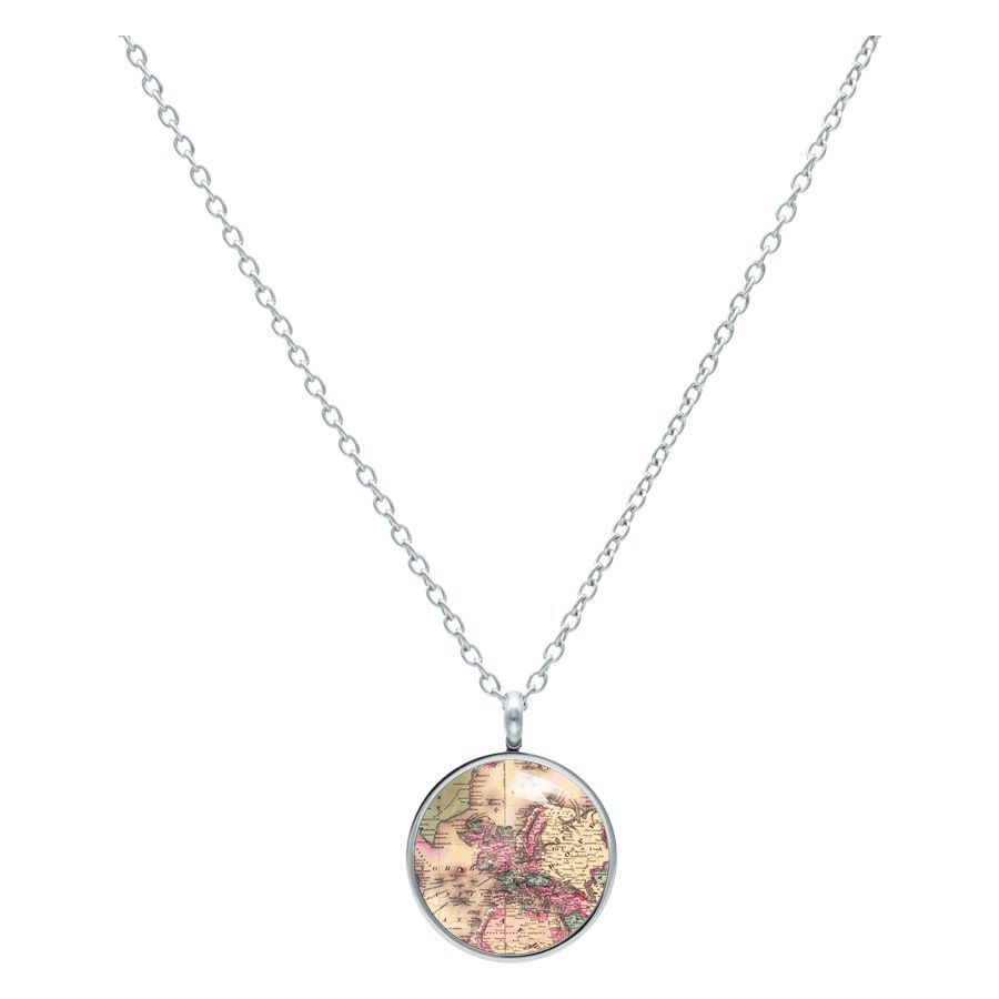 Map Kette aus Chirurgenstahl in Silber Silberne Kette mit rundem Anhänger und Landkartenmotiv auf weißem Hintergrund