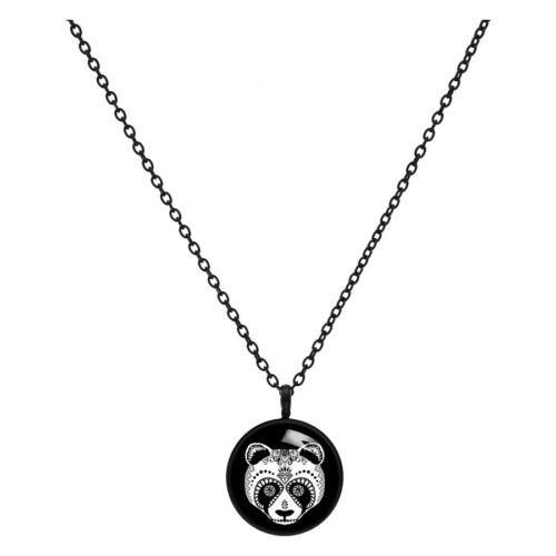 Schwarze Kette mit Panda-Anhänger auf weißem Hintergrund