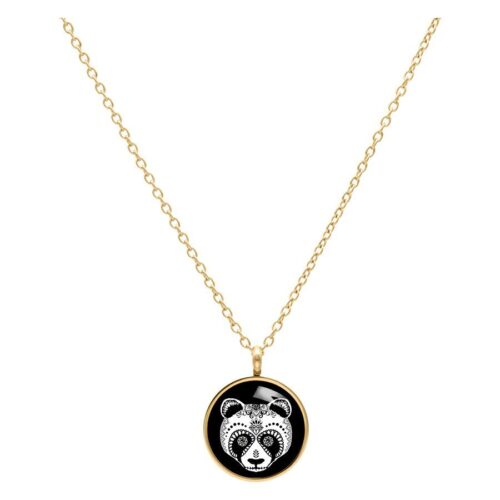 Goldene Kette mit schwarzem Panda-Anhänger auf weißem Hintergrund