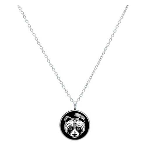 Silberne Kette mit rundem Panda-Anhänger auf weißem Hintergrund