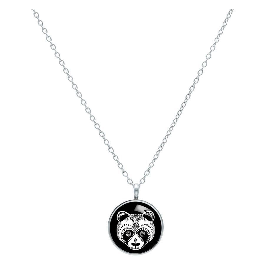 Silberne Kette mit rundem Panda-Anhänger auf weißem Hintergrund
