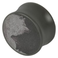 Schwarzer Plug mit Wolfsmotiv aus Titan auf grauem Hintergrund