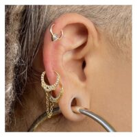 Goldene Helix Cuffs mit Kette und Schmucksteinen Goldene Helix-Piercings am Ohr mit kurzen Ketten und funkelnden Steinen