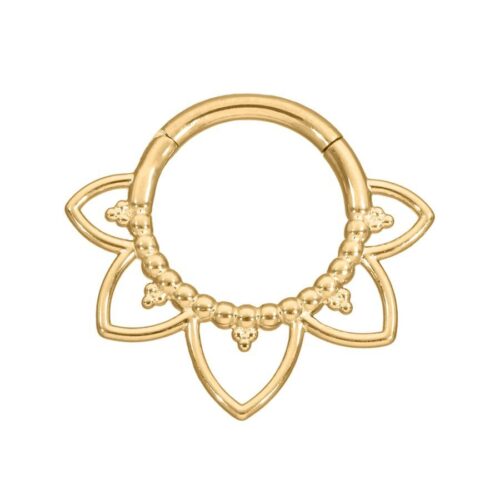 Goldener Piercingring mit Blumenmuster auf weißem Hintergrund