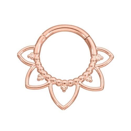 Roségoldener Flower Lines Clicker Piercingring auf weißem Hintergrund