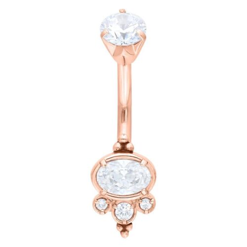 Roségoldenes Bauchnabelpiercing mit klaren Kristallen auf weißem Hintergrund