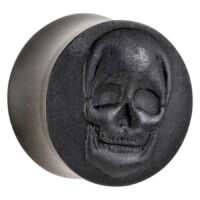 Schwarzer Ebenholz Plug mit Schädelmotiv auf hellem Hintergrund