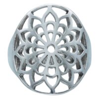 Silberner Boho-Ring mit Blumenmuster auf weißem Hintergrund