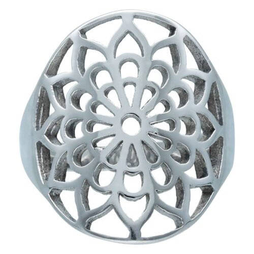 Silberner Boho-Ring mit Blumenmuster auf weißem Hintergrund