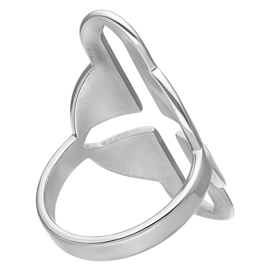 Silberner Ring mit Kreuzschnitt-Design Silberner chirurgischer Stahlring mit Kreuzschnitt-Design auf weißem Hintergrund