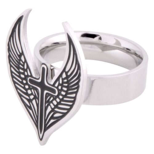 Silberner Ring mit Flügelkreuzdesign auf weißem Hintergrund