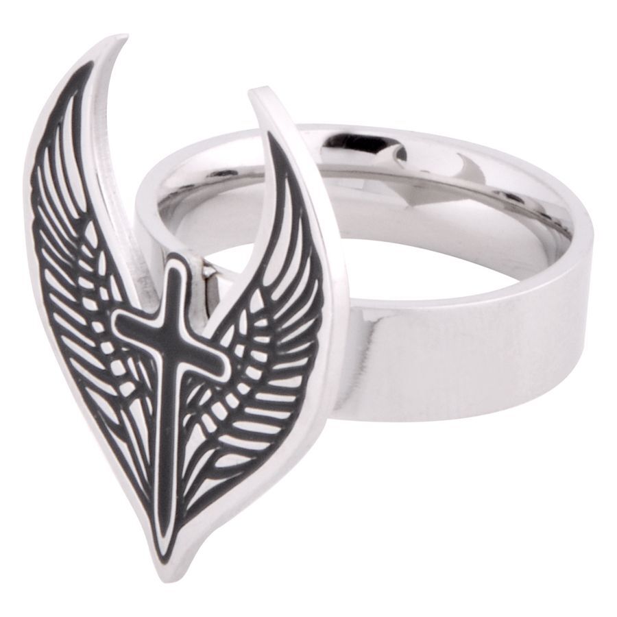 Silberner Ring mit Flügelkreuzdesign auf weißem Hintergrund