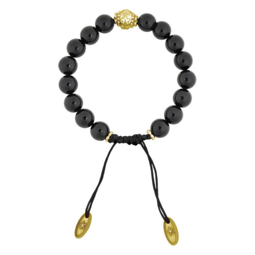 Schwarzes Onyx-Armband mit goldener Perle und zwei goldenen Anhängern auf weißem Hintergrund