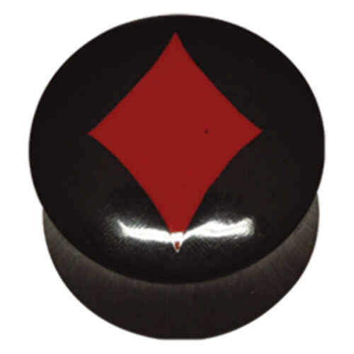 Schwarzer Buffalo Horn Plug mit rotem Diamant auf weißem Hintergrund