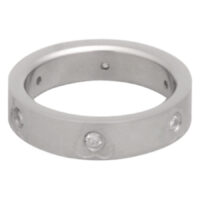 Silberner Fingerring aus Chirurgenstahl mit klaren Kristallen auf weißem Hintergrund