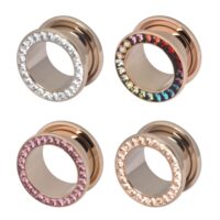 Roségoldene Flesh Tunnel mit Kristallen Vier roségoldene Flesh Tunnel mit Kristallen in klar, rosa, champagner und regenbogen auf weißem Hintergrund