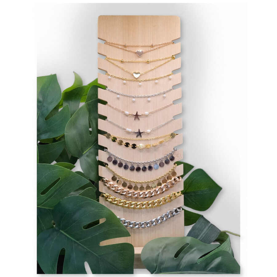 Schwarzer Display für Armbänder und Halsketten aus Kunstleder und Holz, auf weißem Hintergrund