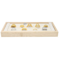 Schwarzes Ring Display von Wildcat Schwarzes Ring Display mit mehreren Ringen auf Holztablett