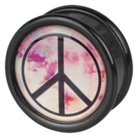 Schwarzer Plug mit Peace-Zeichen und rosa Hintergrund auf weißem Studio-Hintergrund
