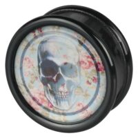 Schwarzer Plug mit Totenkopf- und Rosenmotiv auf mintfarbenem Hintergrund