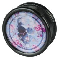Schädel Plug mit rosa Rosen auf blauem Hintergrund Schwarzer Plug mit Schädelmotiv und rosa Rosen auf blauem Hintergrund, aus PMMA