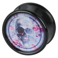 Schwarzer Plug mit Totenkopf und Rosenmotiv Schwarzer Plug mit blauem Totenkopf und rosa Rosen auf weißem Hintergrund