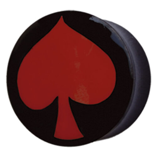 Schwarzer Plug mit rotem Pik-Symbol, aus Horn, auf neutralem Hintergrund