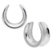 Silberne Ear Saddles aus Chirurgenstahl Zwei silberne Ear Saddles aus Chirurgenstahl auf weißem Hintergrund