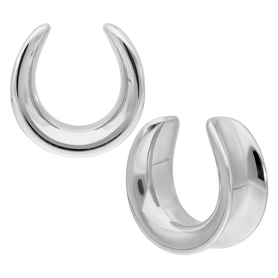 Silberne Ear Saddles aus Chirurgenstahl Zwei silberne Ear Saddles aus Chirurgenstahl auf weißem Hintergrund