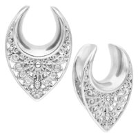 Oriental Ear Saddles aus Silber von Wildcat Silberne, orientalisch verzierte Ear Saddles aus Chirurgenstahl 316L auf weißem Hintergrund