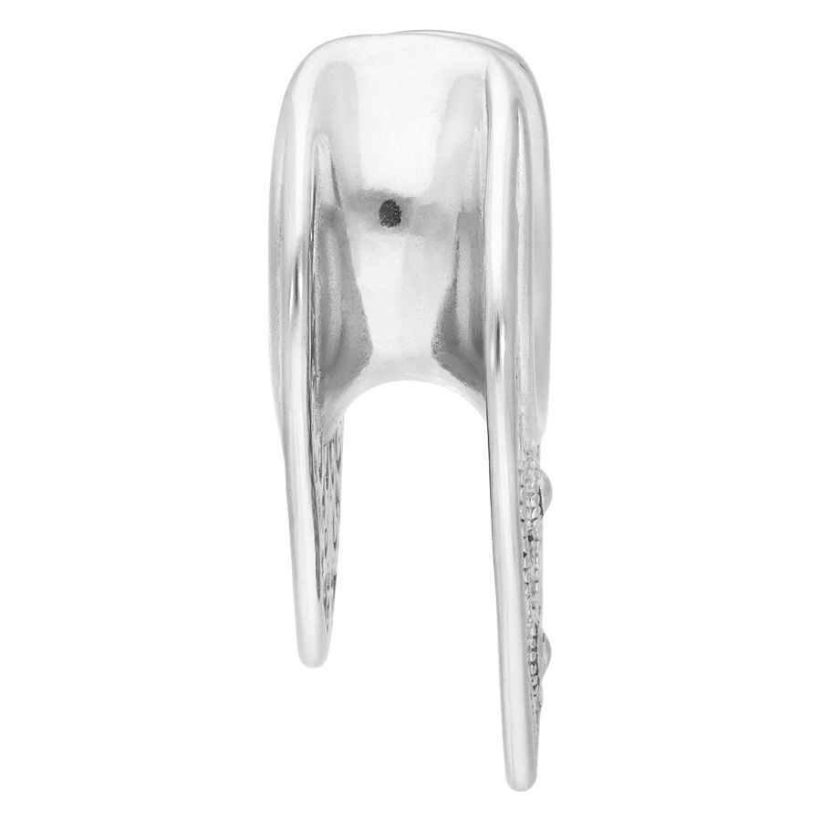 Oriental Ear Saddle in Silber Silberner Ear Saddle aus Chirurgenstahl auf weißem Hintergrund