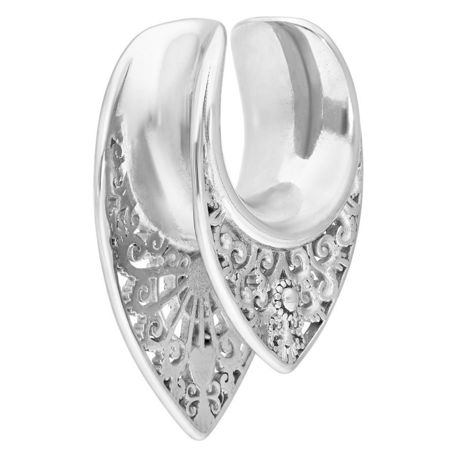 Oriental Ear Saddles in Silberdesign Silberne Ear Saddles mit orientalischem Muster auf weißem Hintergrund