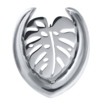 Silberne Ear Saddles in Form eines Monstera Blattes auf weißem Hintergrund