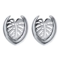 Silberne Ear Saddles mit Monstera-Design auf weißem Hintergrund