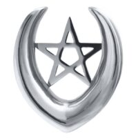Silberner Ear Saddle aus Chirurgenstahl mit Pentagramm auf weißem Hintergrund