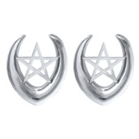 Zwei silberne Ear Saddles aus Chirurgenstahl mit Pentagramm auf weißem Hintergrund