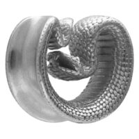Silberne Ear Saddle mit Schlangenmuster Silberne Ear Saddle in Schlangenform auf weißem Hintergrund