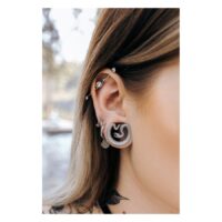 Schwarze Ear Saddles Snake im Ohr Schwarze Ear Saddles in Schlangenform im Ohr getragen, Piercing im Freien