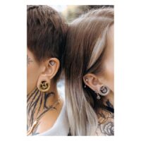 Wildcat Ear Saddles in Gold und Silber Paar mit goldenen und silbernen Ear Saddles aus Chirurgenstahl im Ohr