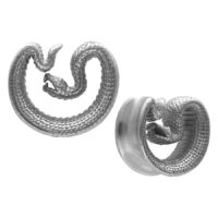 Schwarze Schlangen Ear Saddles aus Chirurgenstahl Zwei schwarze Ear Saddles in Schlangenform auf weißem Hintergrund